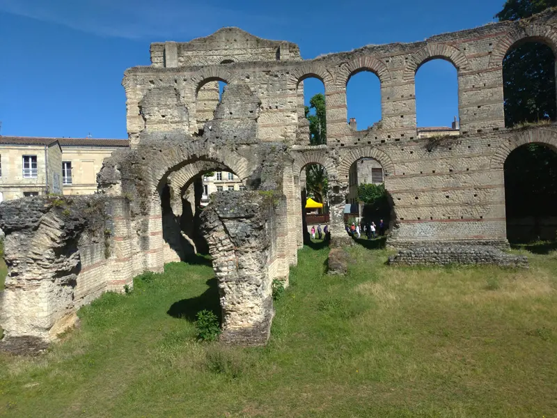 https://www.visiter-bordeaux.eu/wp-content/uploads/2019/07/palais-gallien-bordeaux-2.jpg.webp