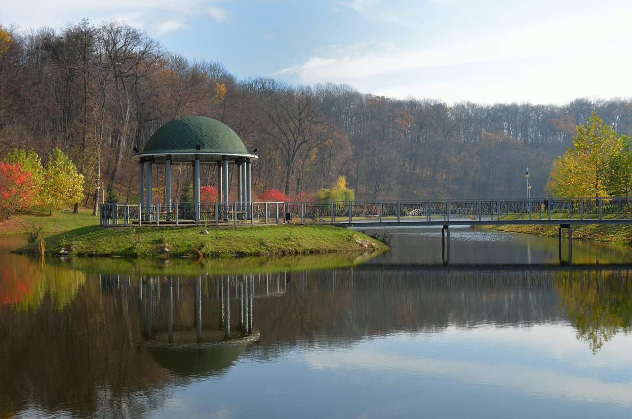 découvrez un parc public accueillant, idéal pour se détendre, se promener et profiter de la nature en plein cœur de la ville.