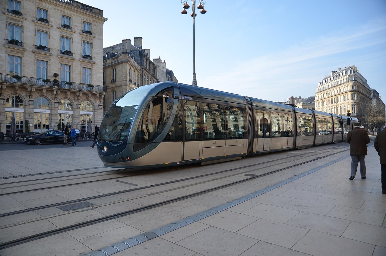 découvrez la nouvelle ligne à grande vitesse bordeaux-toulouse, un projet majeur qui révolutionne les trajets en train entre le sud-ouest de la france, offrant rapidité et confort.