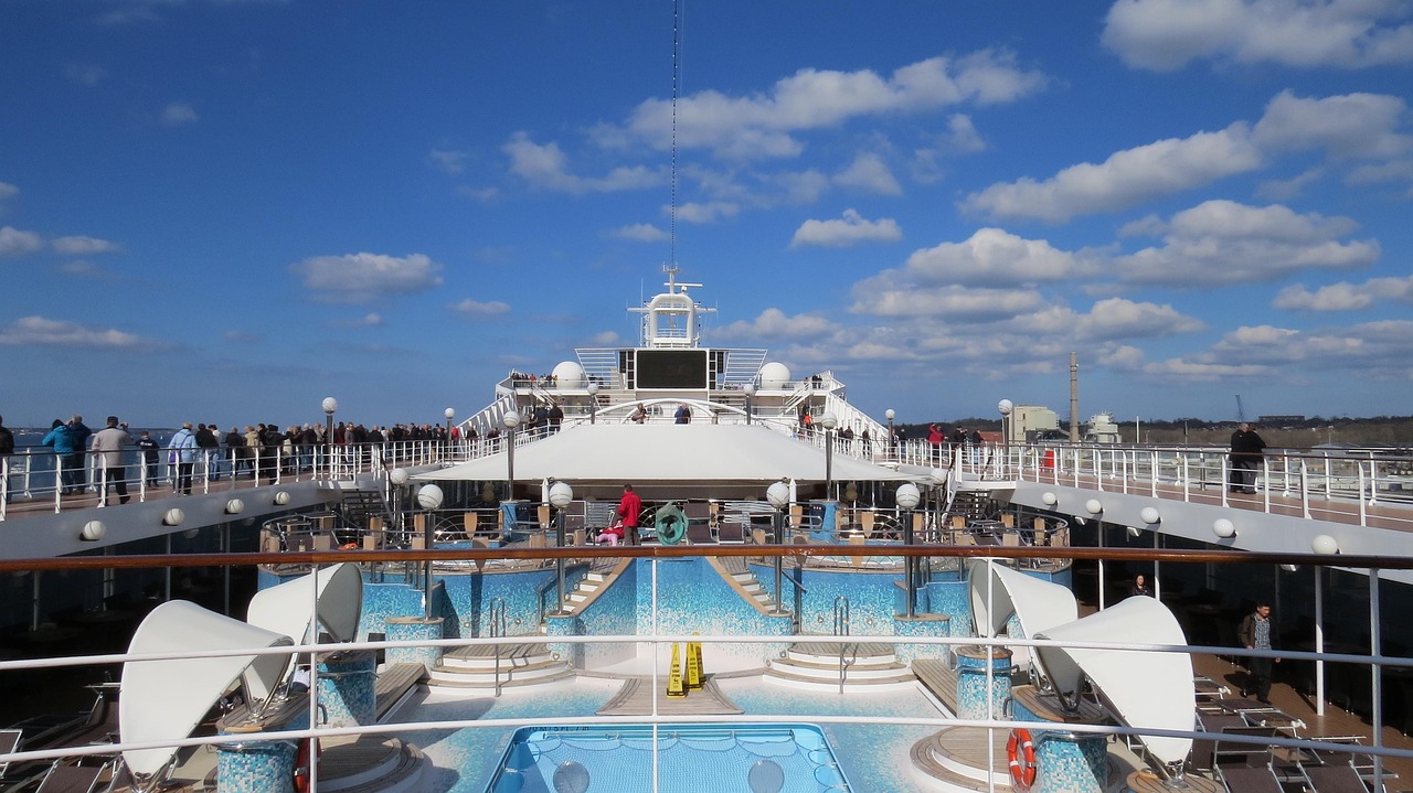 découvrez l'expérience unique d'une croisière inoubliable à bord de notre navire de croisière moderne, offrant confort, divertissements et destinations de rêve.