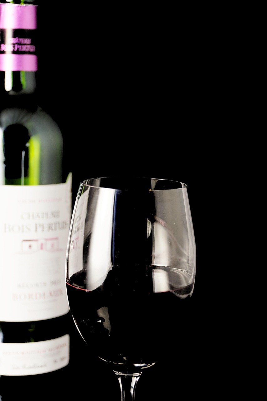 découvrez l'univers unique du vin de bordeaux, ses cépages prestigieux, ses appellations renommées et conseils de dégustation.