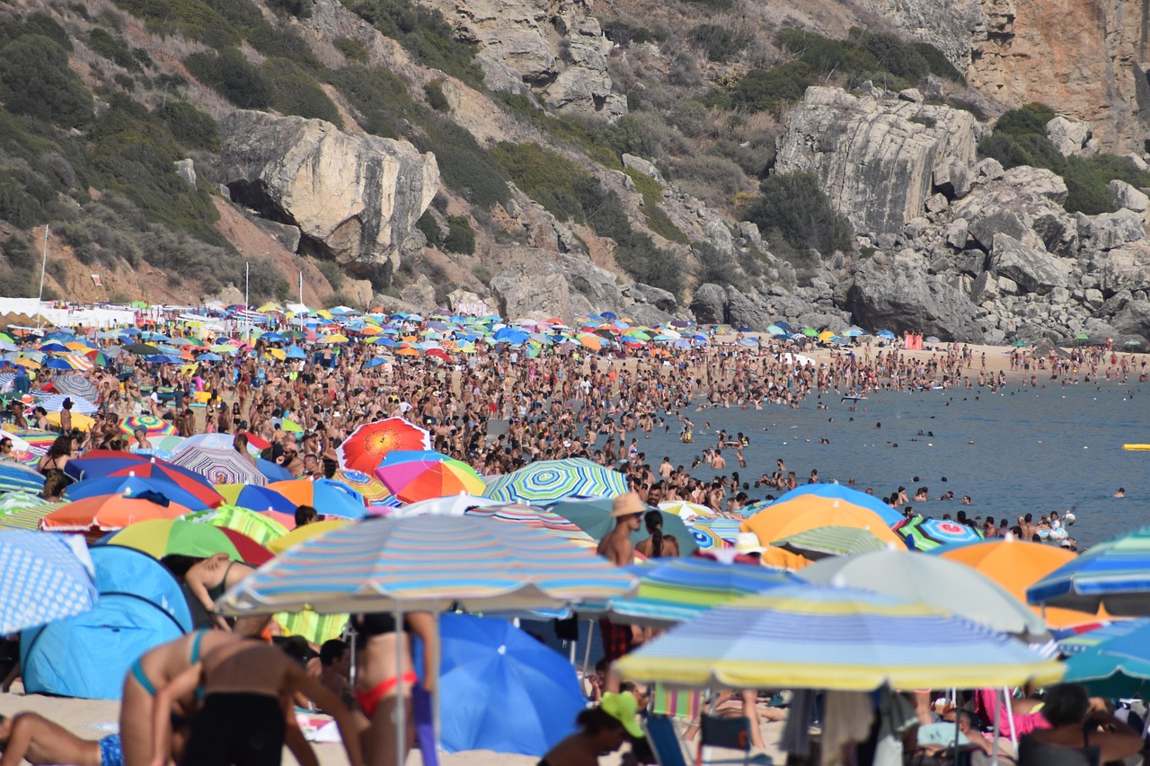 découvrez des conseils essentiels pour rester au frais et en sécurité pendant une canicule, ainsi que les impacts et mesures à prendre face à la vague de chaleur.