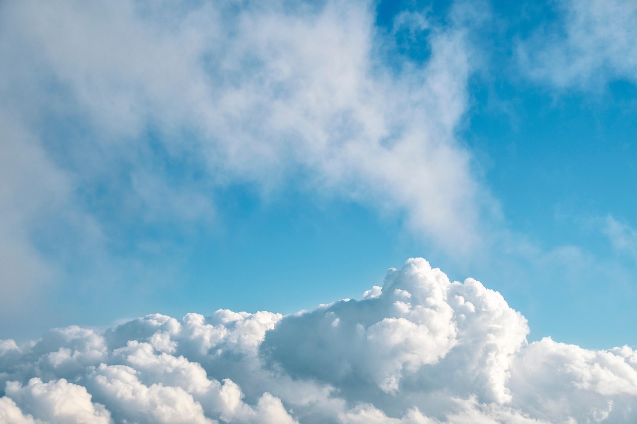 consultez les prévisions météo locales et globales en temps réel pour planifier votre journée en toute sérénité.