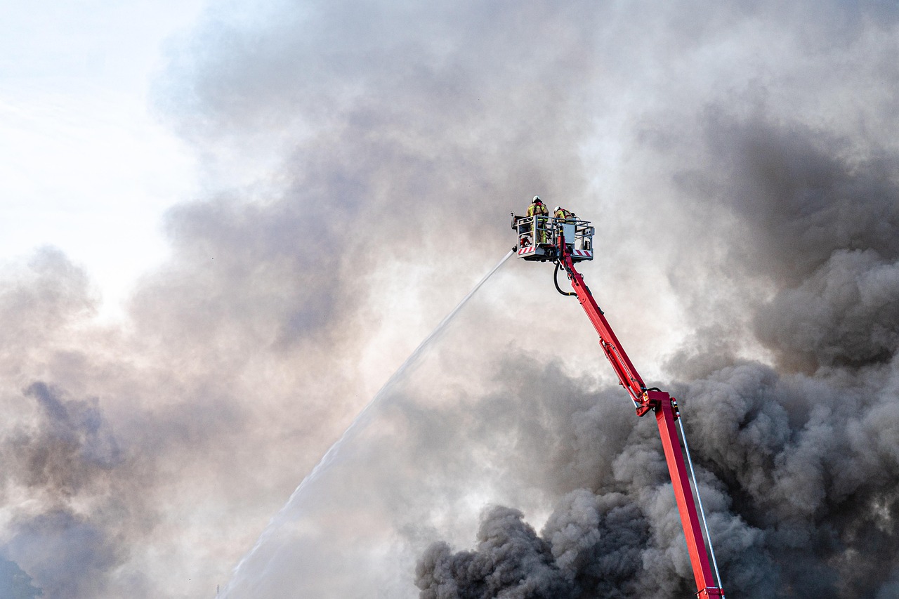 découvrez les 'firefighters balls', des événements uniques où pompiers et passionnés se retrouvent pour célébrer le courage et la solidarité dans une ambiance festive.