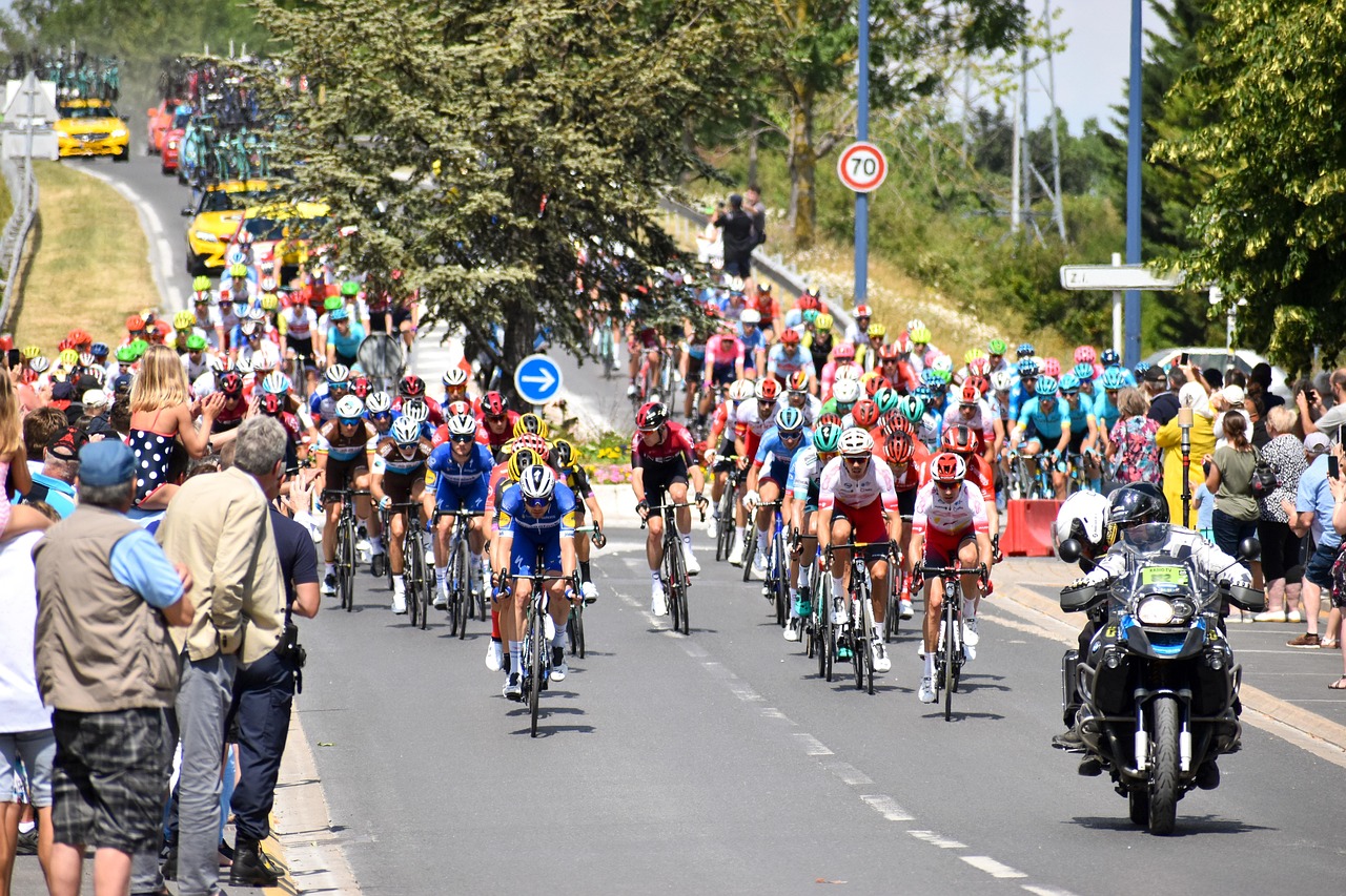 découvrez toutes les étapes du tour de france 2026 : itinéraires, profils des parcours et informations essentielles pour suivre la course emblématique.