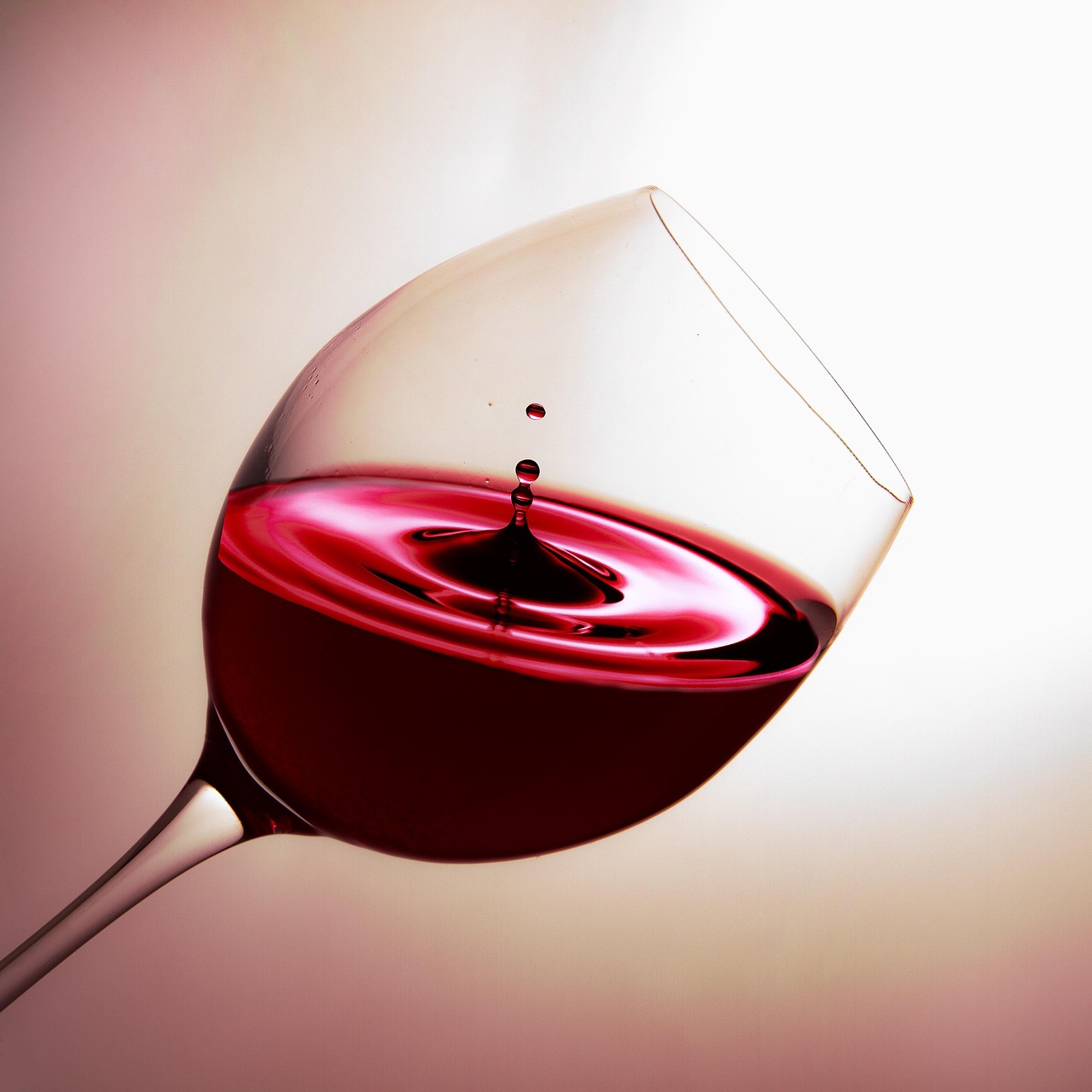 découvrez nos tours de dégustation de vin uniques, explorez les vignobles renommés et savourez des crus d'exception dans un cadre enchanteur.
